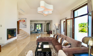 Exclusieve villa in een modern-Andalusische stijl te koop in een gated en secure community, Marbella - Benahavis 31584 