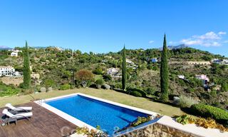 Exclusieve villa in een modern-Andalusische stijl te koop in een gated en secure community, Marbella - Benahavis 31588 