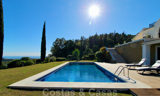 Exclusieve villa in een modern-Andalusische stijl te koop in een gated en secure community, Marbella - Benahavis 31595 
