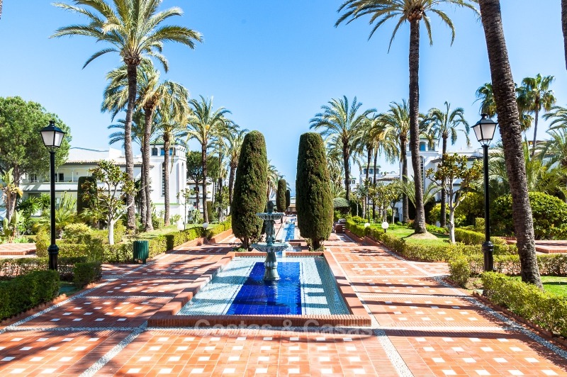 Appartementen te koop in een prestigieus eerstelijn strand complex, New Golden Mile, Marbella - Estepona 11017 