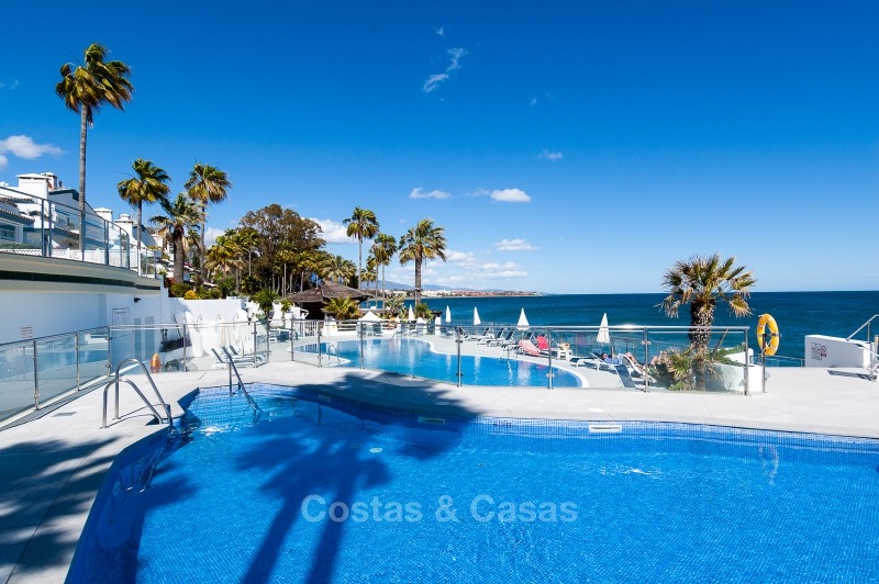 Appartementen te koop in een prestigieus eerstelijn strand complex, New Golden Mile, Marbella - Estepona 11026 