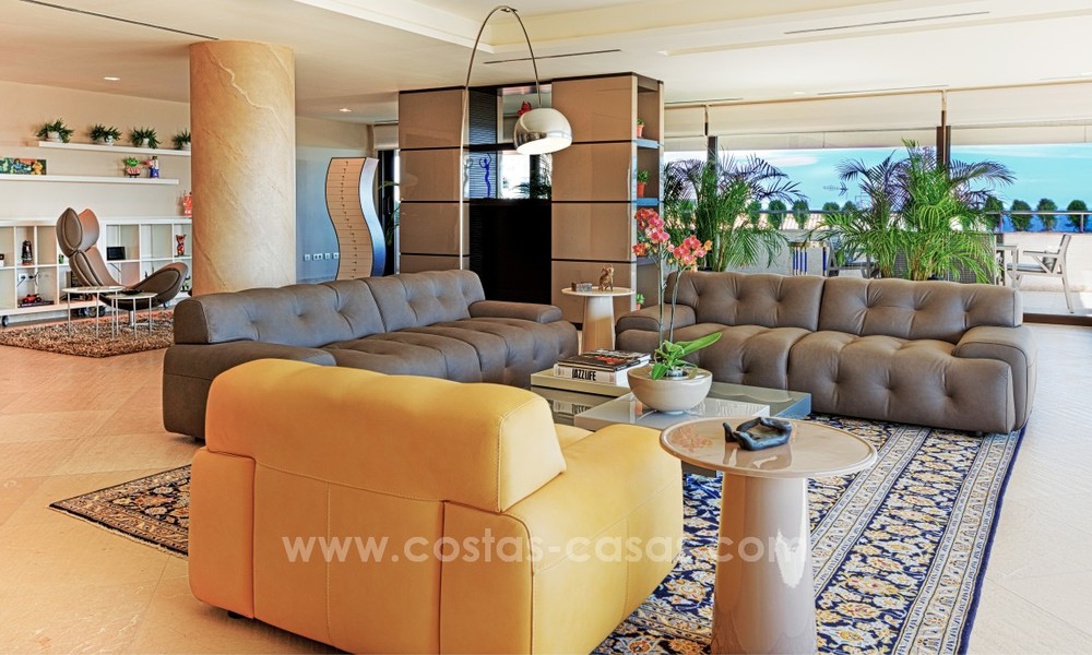 Uniek en exclusief penthouse appartement in moderne stijl te koop in Marbella op de Golden Mile en vlakbij het centrum 22416