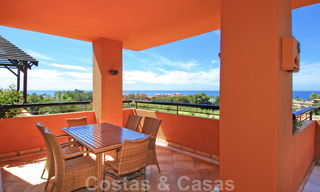 Luxe appartementen te koop in een prestigieuze strandwijk en exclusief complex, net ten oosten van de stad Marbella 22966 