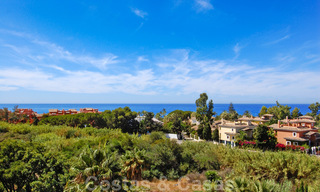 Luxe appartementen te koop in een prestigieuze strandwijk en exclusief complex, net ten oosten van de stad Marbella 22968 