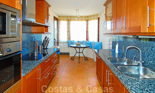 Luxe appartementen te koop in een prestigieuze strandwijk en exclusief complex, net ten oosten van de stad Marbella 22970 