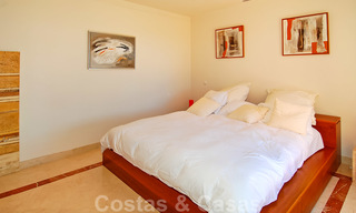 Luxe appartementen te koop in een prestigieuze strandwijk en exclusief complex, net ten oosten van de stad Marbella 22980 