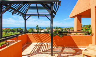 Luxe appartementen te koop in een prestigieuze strandwijk en exclusief complex, net ten oosten van de stad Marbella 22981 