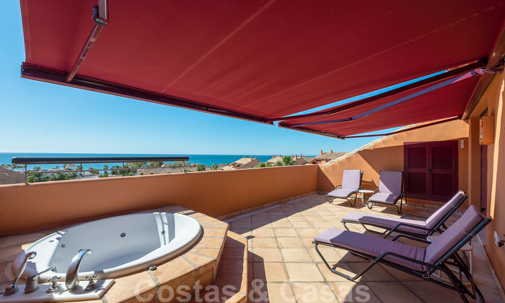 Luxe appartementen te koop in een prestigieuze strandwijk en exclusief complex, net ten oosten van de stad Marbella 22988