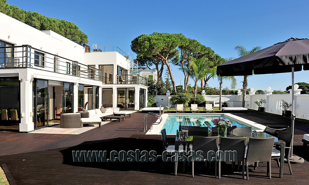Luxe villa in moderne stijl te koop gelegen direct aan het duinenstrand in Marbella 5415