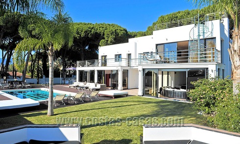 Luxevilla in moderne stijl te koop gelegen direct aan het duinenstrand in Marbella 5416