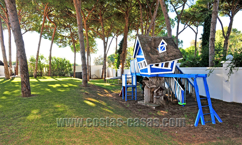 Luxe villa in moderne stijl te koop gelegen direct aan het duinenstrand in Marbella 5419