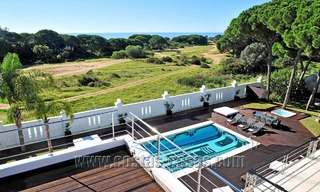 Luxe villa in moderne stijl te koop gelegen direct aan het duinenstrand in Marbella 5422 