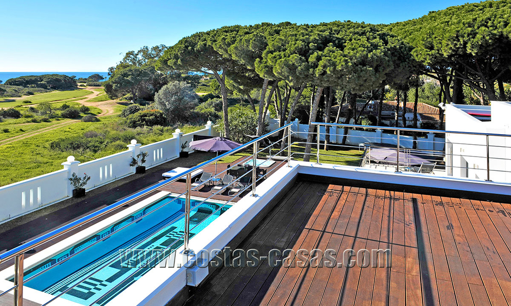 Luxe villa in moderne stijl te koop gelegen direct aan het duinenstrand in Marbella 5424