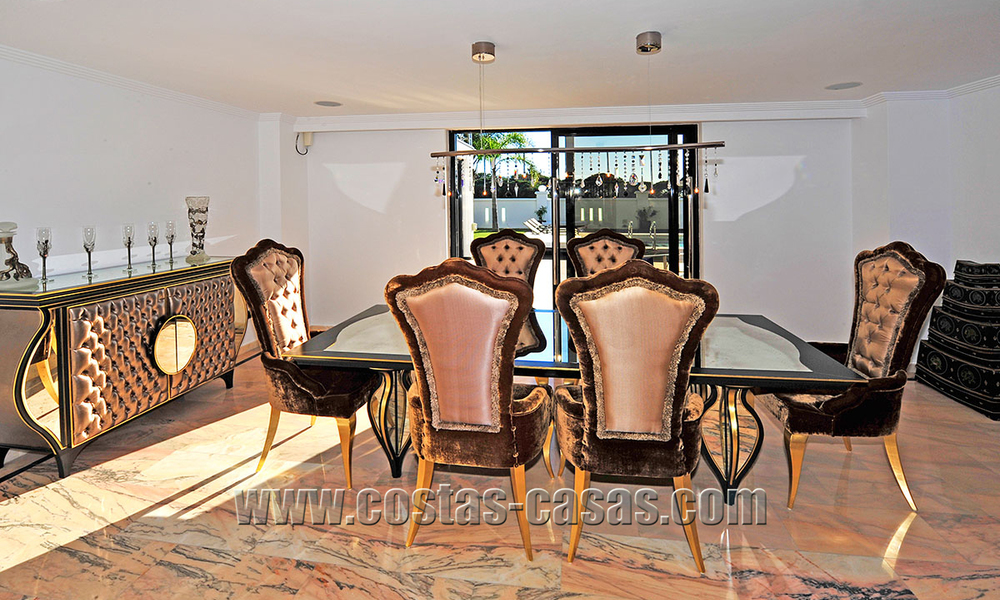 Luxevilla in moderne stijl te koop gelegen direct aan het duinenstrand in Marbella 5431