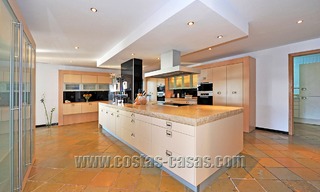 Luxe villa in moderne stijl te koop gelegen direct aan het duinenstrand in Marbella 5432 