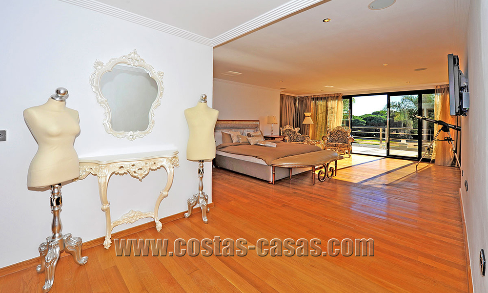 Luxe villa in moderne stijl te koop gelegen direct aan het duinenstrand in Marbella 5435