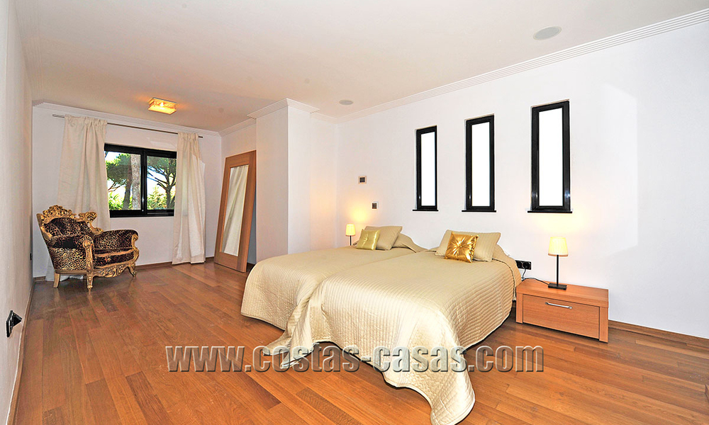 Luxe villa in moderne stijl te koop gelegen direct aan het duinenstrand in Marbella 5440