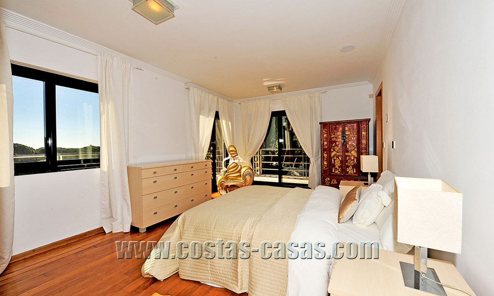 Luxe villa in moderne stijl te koop gelegen direct aan het duinenstrand in Marbella 5442