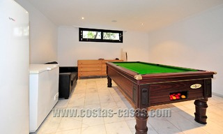 Luxe villa in moderne stijl te koop gelegen direct aan het duinenstrand in Marbella 5445 