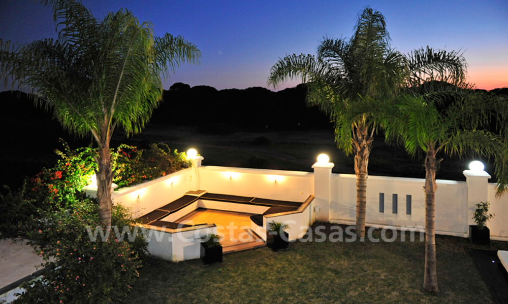 Luxe villa in moderne stijl te koop gelegen direct aan het duinenstrand in Marbella 5458