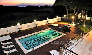 Luxe villa in moderne stijl te koop gelegen direct aan het duinenstrand in Marbella 5459 