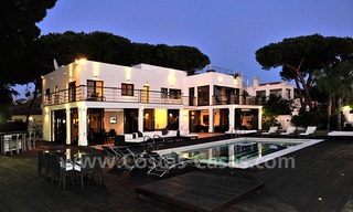 Luxevilla in moderne stijl te koop gelegen direct aan het duinenstrand in Marbella 5460 