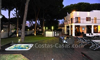 Luxe villa in moderne stijl te koop gelegen direct aan het duinenstrand in Marbella 5414 